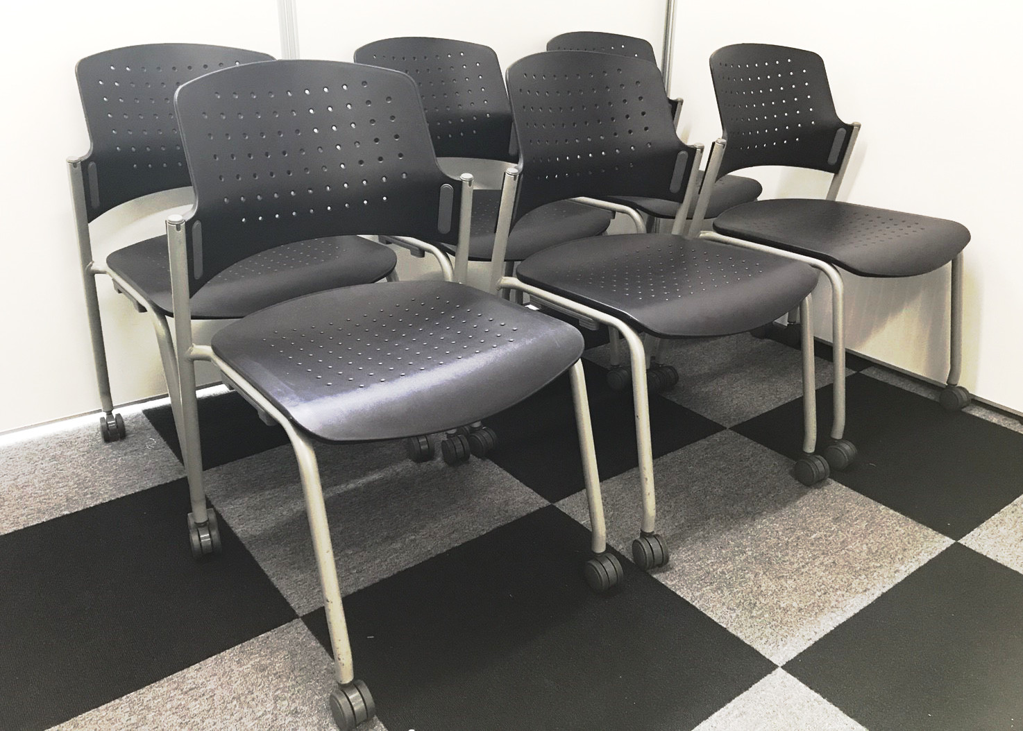 【ミーティングや会議に最適チェア】【６脚セット】アイコ　スタッキングチェア
                        
                                    中古
            
