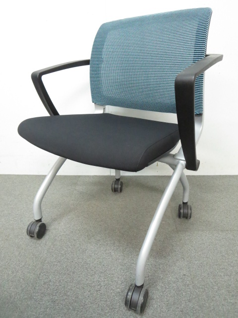 ■FUSYS　ネスティングチェア【リラックスできる肘付タイプ入荷！】
                        ヴィアイエム チェア 
                                    中古
            