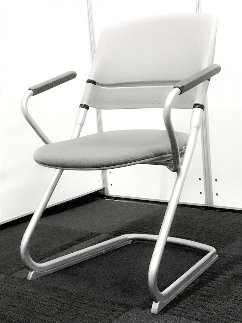 【4脚御座います】【平行スタックチェア】オカムラ製リータチェア【肘付き】
                        リータ
                                    中古
            