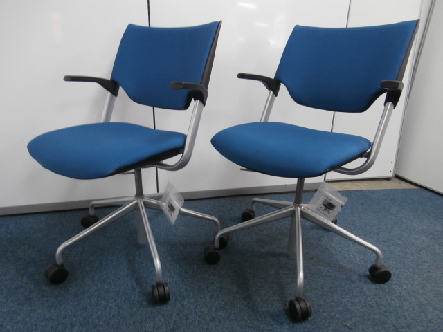 【２脚セット】１セット限定入荷！！ブルーミーティングチェア！
                        
                                    中古
            
