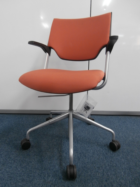 【２脚限定入荷！！】オレンジのミーティングチェア！！
                        
                                    中古
            
