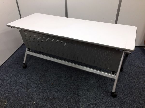 【会議用テーブル】残り1台のみの為、処分価格！イトーキ製　幅1500㎜　奥行600㎜　2人掛け
                        その他シリーズ
                                    中古
            