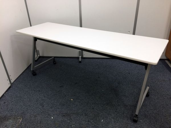 【イトーキ製】在庫一掃　処分価格　サイドスタックテーブル　W1800　D600　1台のみ　
                        その他シリーズ
                                    中古
            