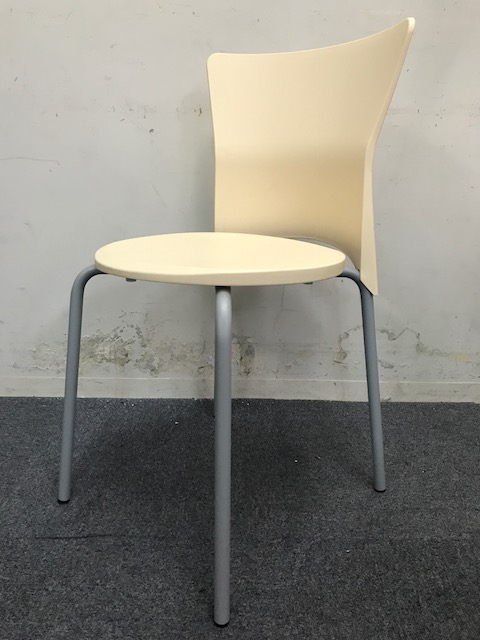 【残り1脚のためお安く！】スタッキングチェア｜やさしいクリーム色｜
                        その他シリーズ
                                    中古
            