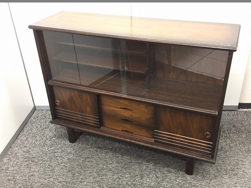 【役員用サイドボード】が入荷致しました！！年季の入った雰囲気のサイドボードです！
                        
                                    中古
            