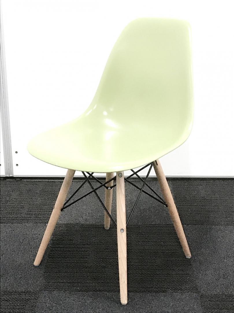 【お持帰り限定商品！】【鮮やかなグリーン】まーるいデザインが特徴的なミーティングチェア！木目の脚がお洒落！
                        
                                    中古
            