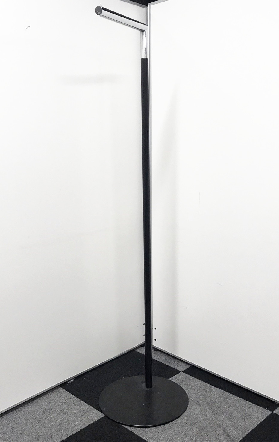 【これからの季節に1つあれば便利ですよ!!】スリムタイプのコートハンガー
                        
                                    中古
            