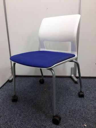 【明るいカラーのスタッキングチェア】コクヨ製　スタッキングチェア　160シリーズ　キャスター付き
                        その他シリーズ
                                    中古
            