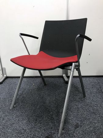 【ロット品】スタッキングチェア　肘付　内田洋行製　シリーズ：MX-250　レッド/ブラック
                        その他シリーズ
                                    中古
            