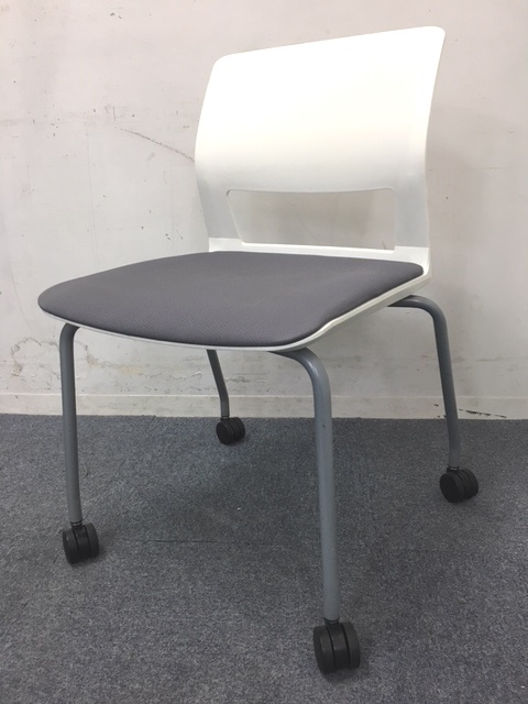 【20脚入荷】｜スタッキングチェア｜キャスター付き｜重ねて便利！
                        
                                    中古
            