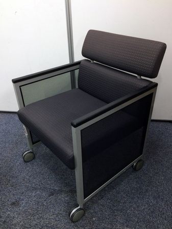 【高級ソファー】オカムラ製　アームチェア入荷　定価：163,500円　
                        その他シリーズ
                                    中古
            