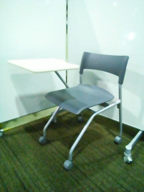 【関東倉庫在庫】黒の落ち着いたチェアながらメモ台・キャスター付きの高機能【A00492960】
                        キャンパス
                                    中古
            