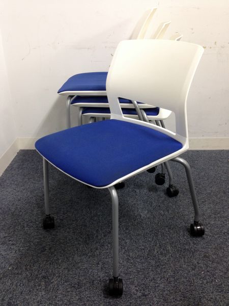 【3セット入荷】ブルー×ホワイトが鮮やかな、コクヨ製スタッキングチェア4脚セット！！キャスター付きで、出し入れや移動も楽々！！
                        160シリーズ
                                    中古
            