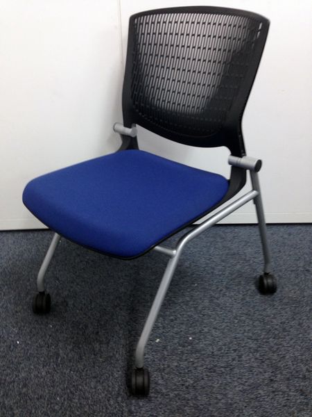 【6脚入荷】新品と見間違えるほど状態良好！　オカムラ製グラータチェア、サイド収納可能なキャスター付きタイプ
                        グラータ
                                    中古
            