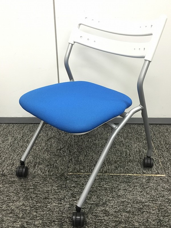 シンプルに見えますが、白と青のコントラストが良い！！
                        
                                    中古
            