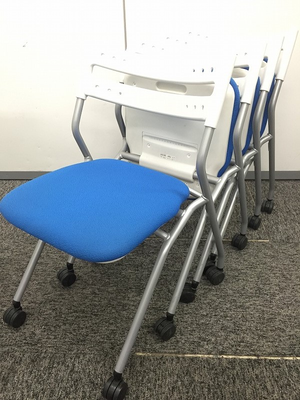 青と白の爽やかカラー！！ミーティングスペースにいかがですか！！
                        
                                    中古
            