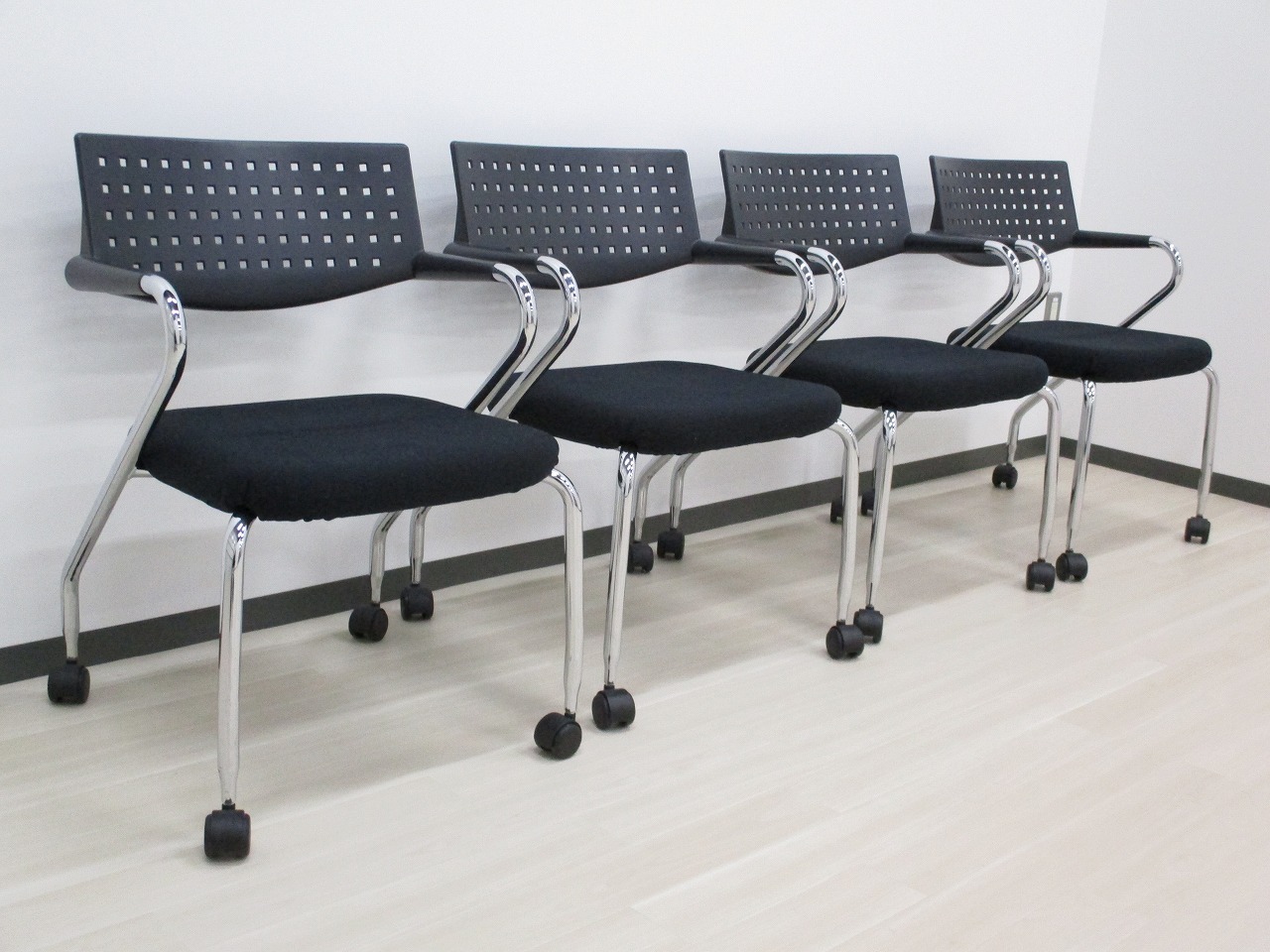 ［11月1日（水）つくば店オープン!］［4脚セット］アントニオ・チッテリオ作ビザロールチェア
                        ビザロール
                                    中古
            