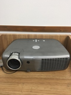 ＤＥＬＬ製　プロジェクターが入荷致しました。
                        2300ＭＰ
                                    中古
            