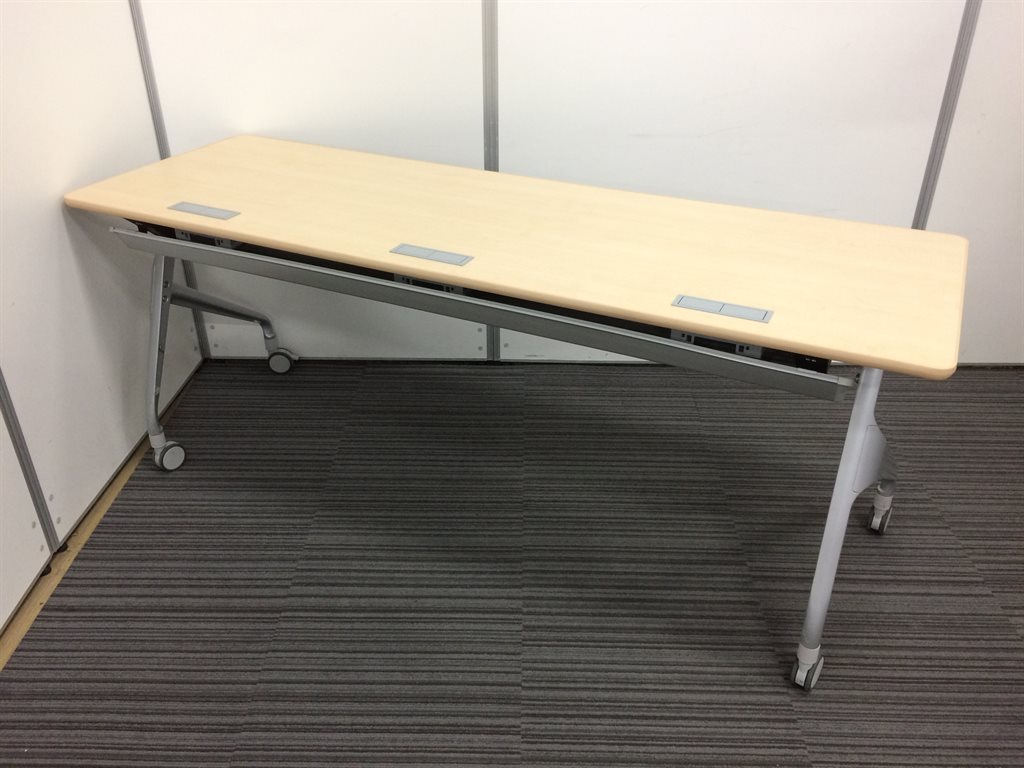  【6台ロット入荷】コクヨ製サイドスタックテーブル　横幅1800mm　便利な配線キャップ装備
                        エピファイ
                                    中古
            