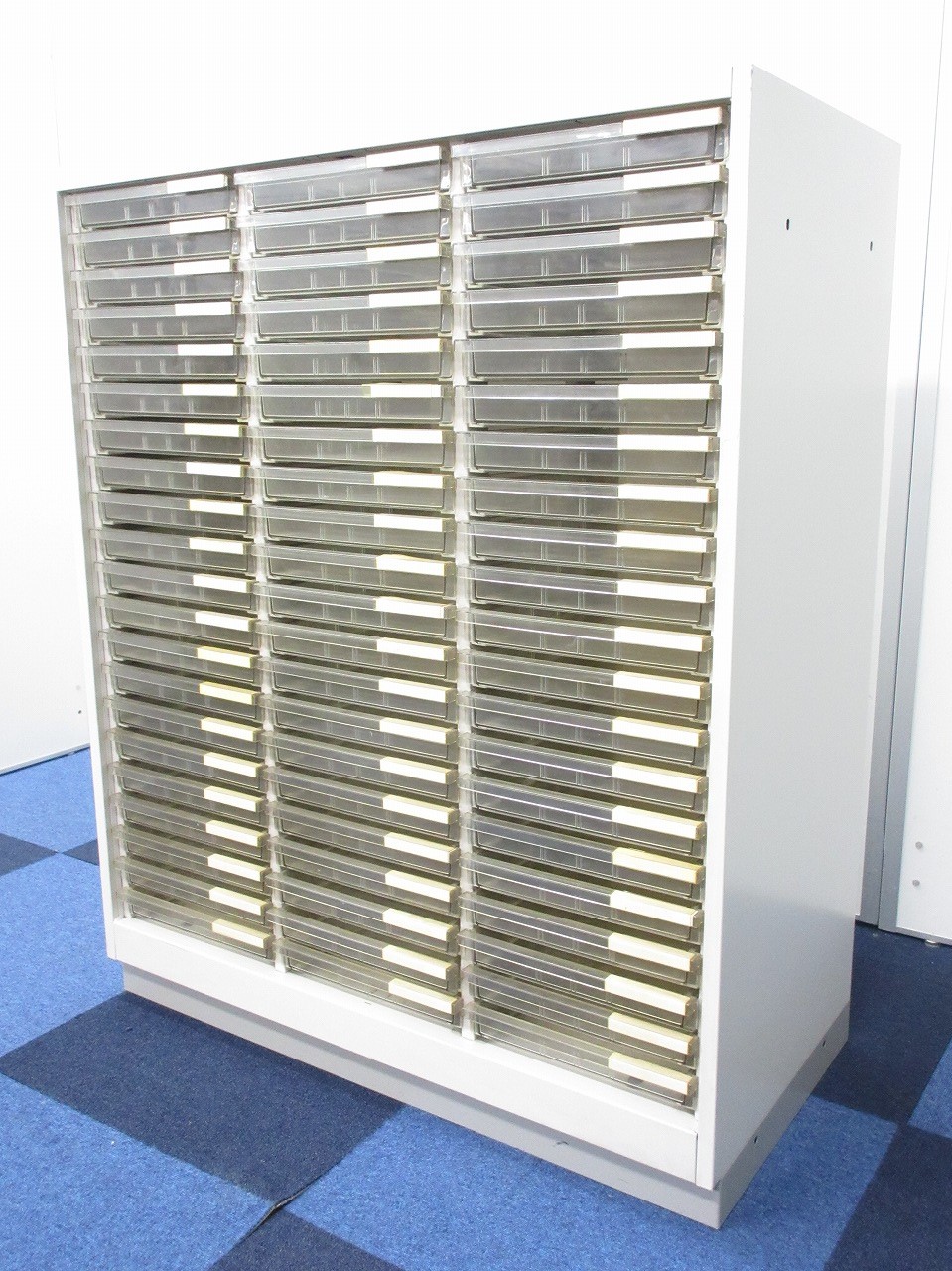 【書類分けに最適の希少価値の高いクリスタルトレイが入荷！！】縦21段×横3段の計63個の細かい収納スペースがあります！！【1台限定！】
                        その他シリーズ
                                    中古
            