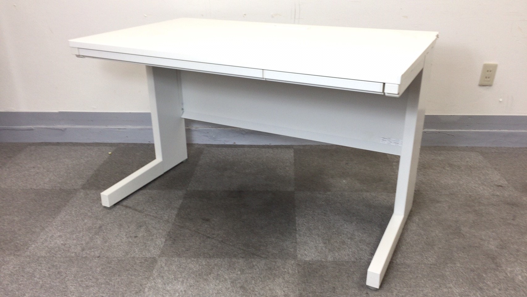 [状態良好]平机 幅1200㎜ 内田洋行[UCHIDA] スカエナシリーズ オフィスがおしゃれになる事務机[ホワイト][高さ720mm]
                        スカエナ
                                    中古
            