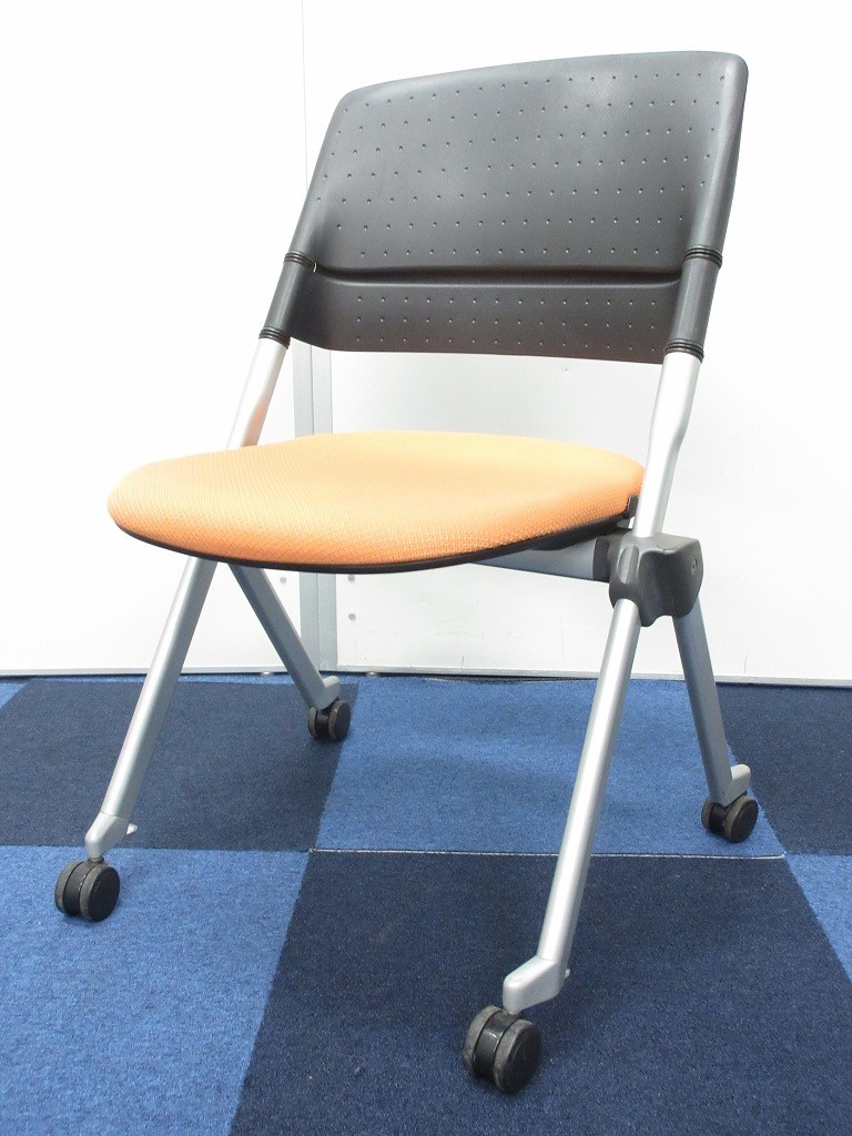 【垂直・水平に収納が可能なハイスペックチェア】明るいオレンジカラーで休憩室にピッタリ！勿論、会議室にもおススメですよ！
                        リータ
                                    中古
            