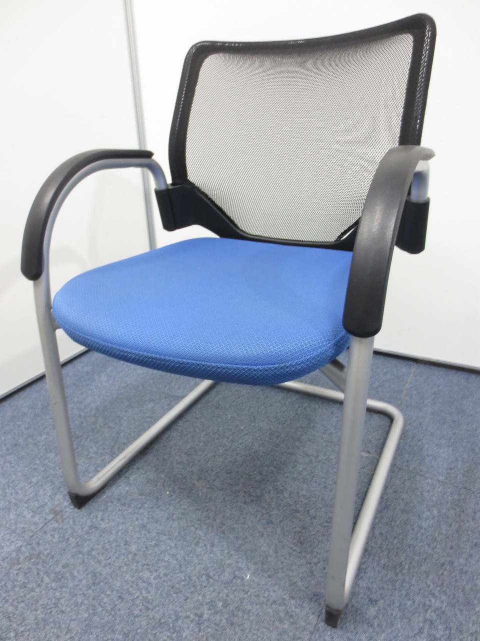 【5脚入荷！】オカムラ製エアリチェア！　デザイン性◎の人気メッシュチェア！
                        エアリ
                                    中古
            