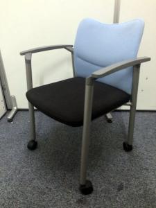 【名古屋エリア在庫】ブルー×ブラックの可愛いフォルムのスタッキングチェア、まとめて12脚入荷！！
                        その他シリーズ
                                    中古
            