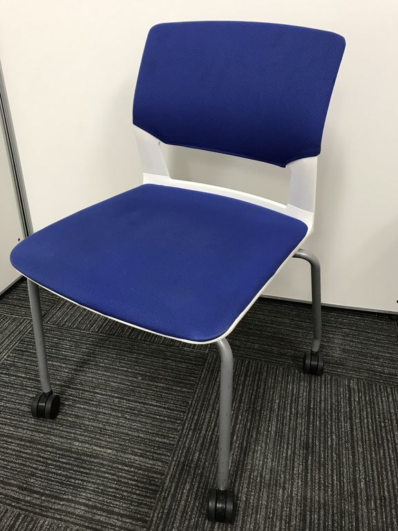 【状態良好!!】【コクヨ(KOKUYO)製スタッキングチェア】■ブルー■ホワイトシェル■応接スペースや休憩スペース、会議スペースなどに爽やかに馴染みます
                        その他シリーズ
                                    中古
            