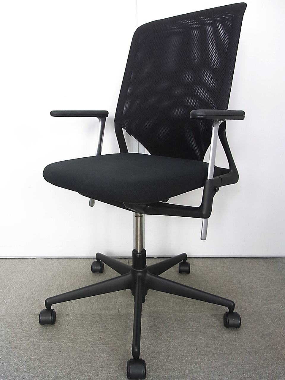 メダ２チェア vitra/ヴィトラ 肘付ハイバックチェア 中古】メダチェア vitra/ヴィトラ 肘付ハイバックチェア 533482