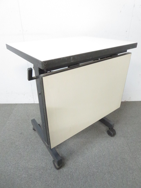 【サブテーブルとしてオススメ！】■サイドスタックテーブル　幕板付　■コクヨ製　折りたたみ式作業台【中古オフィス家具屋】
                        その他シリーズ
                                    中古
            