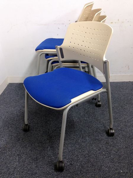 【限定価格】【ワケありお値打ち品】【4脚セット商品】1脚のみ不良箇所あり/3脚は良好【おつとめ】
                        その他シリーズ
                                    中古
            