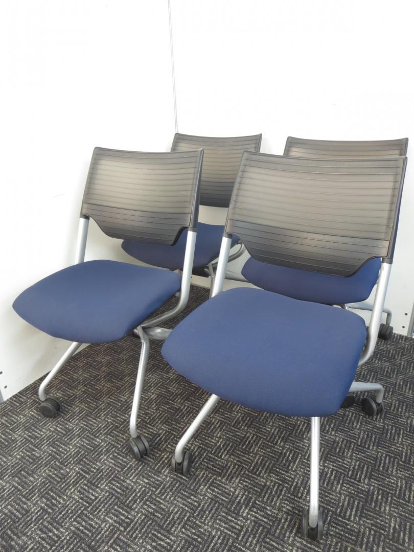 【4脚セット】使わないときは重ねて省スペース化！ネスティングチェアをセットで如何でしょうか【中古オフィス家具】
                        その他シリーズ
                                    中古
            