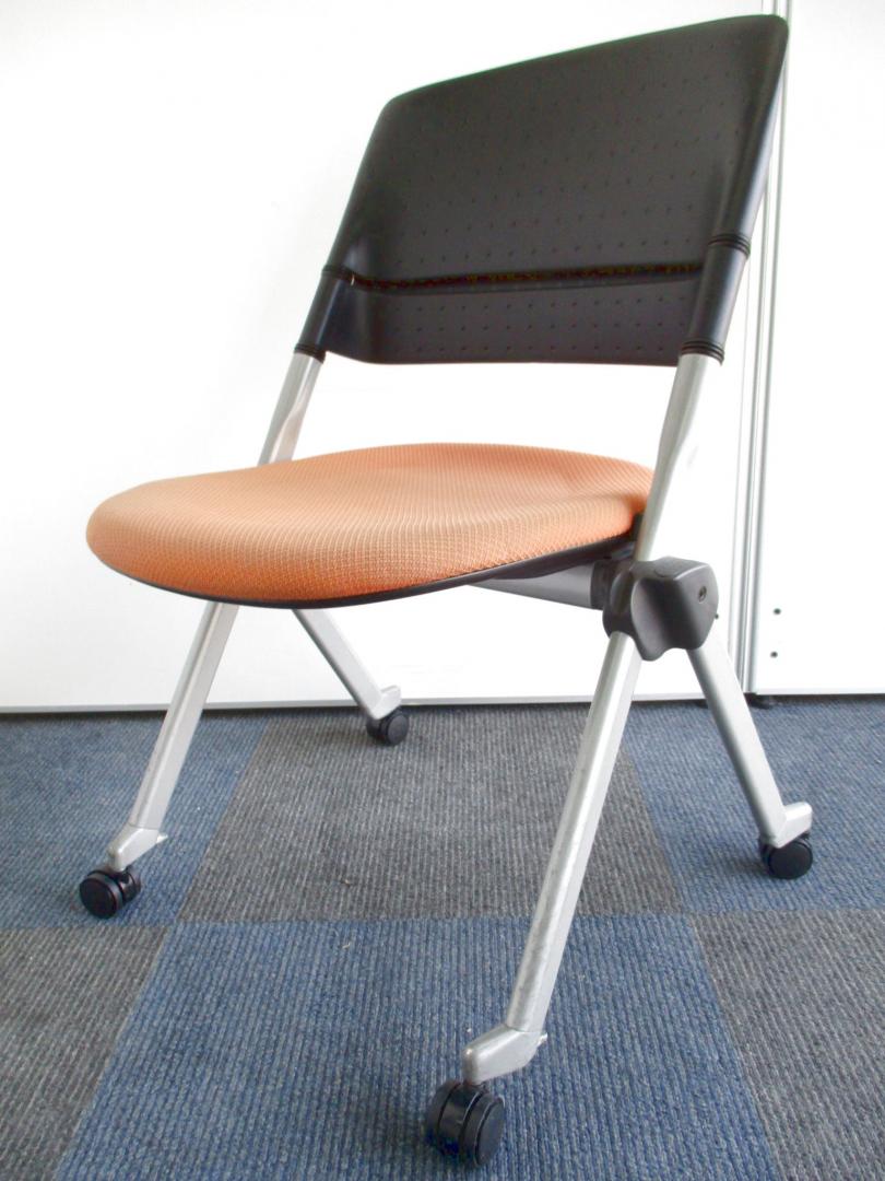 [倉庫在庫]【10脚入荷‼】オカムラ（okamura）リータⅡ(LITAⅡ)シリーズ スタッキングチェア■明るいオレンジカラーの会議用チェアです!![キャスター付き]
                        リータⅡ
                                    中古
            