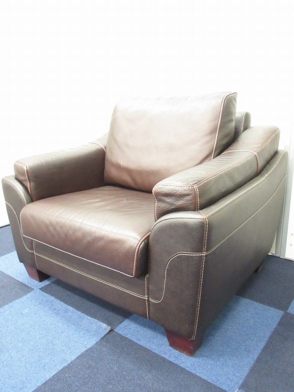 【ブラウンカラーの渋みが引き立てるソファ！】これ1台でその場を高級感漂う雰囲気にします！
                        -
                                    中古
            