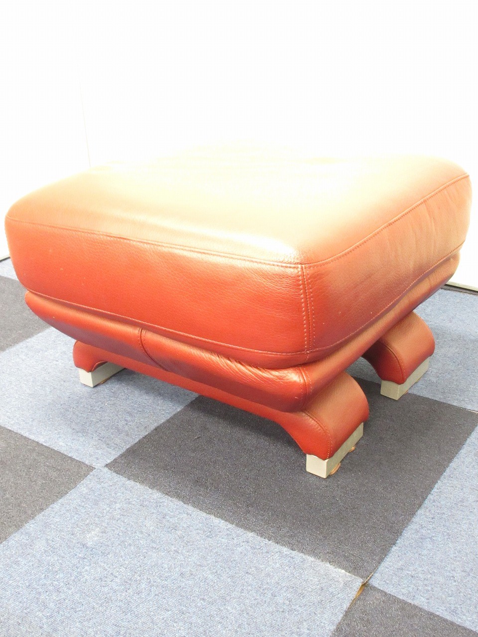 【小さなサイズの柔らかな座り心地のスツール！】ちょっとした休憩用にいかがでしょうか！【1台限定！】
                        -
                                    中古
            