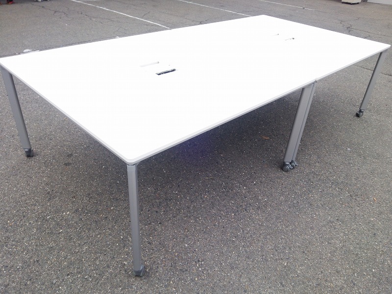 【10セット入荷】W2400サイズ｜4名使用｜ｷｬｽﾀｰ付でレイアウトを簡単に変更できる！｜配線ダクトカバー付｜デスク下へ収納する型ﾜｺﾞﾝも収納可能｜
                        その他シリーズ
                                    中古
            