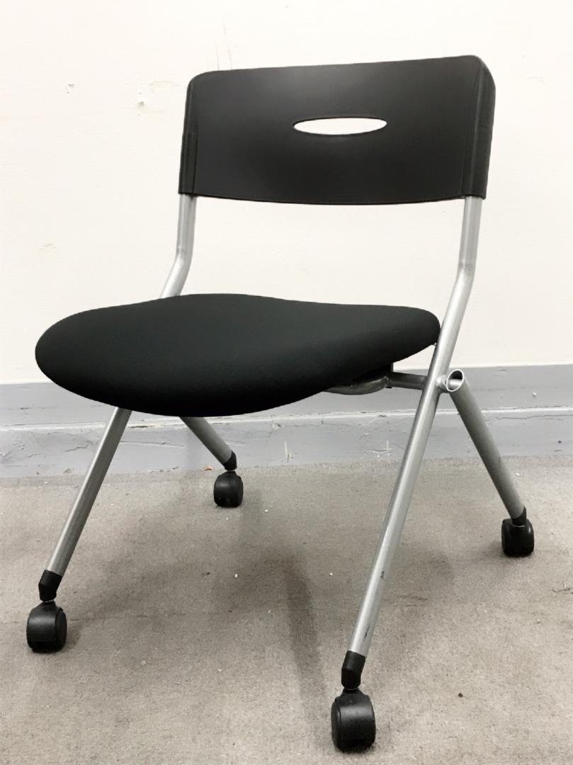 【KS】[状態良好][収納して省スペース]会議椅子　ミーティングチェア　ネスティングチェア　キャスター付き　[定番ブラックカラー]
                        その他シリーズ
                                    中古
            