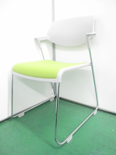 【鮮やかなライトグリーン】重ねて収納できる便利なチェアです！場所を取らないので、手狭なところに是非！！■コクヨ製
                        その他シリーズ
                                    中古
            