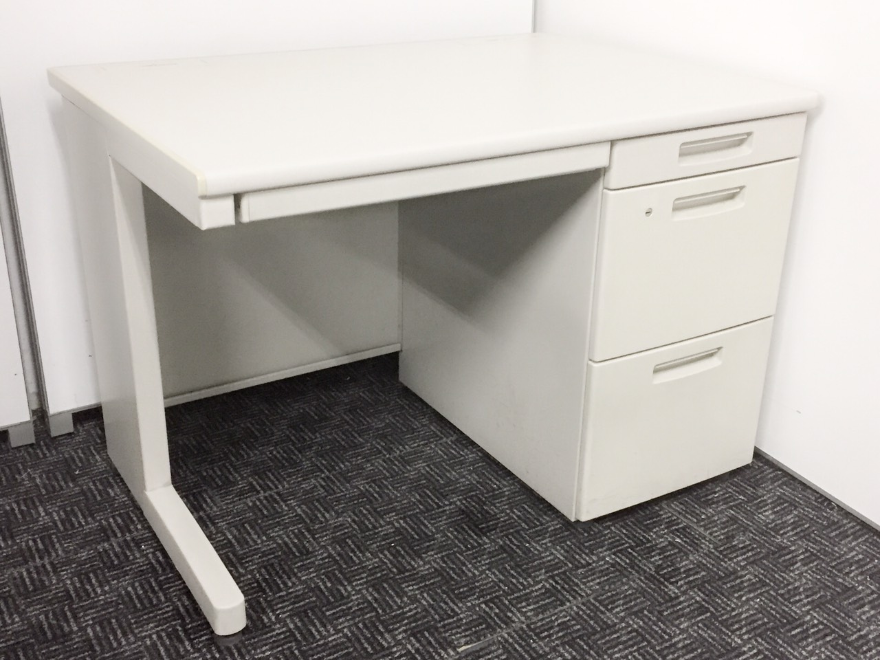 【状態良好】A4ファイルが収納できる鍵付きの片袖机入荷！1000mmのコンパクトサイズ！
                        新BS
                                    中古
            