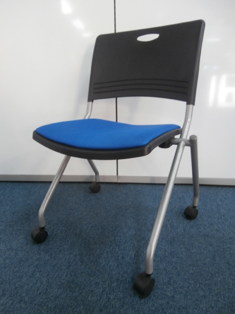 【４０脚の大量入荷！！揃いでいかがですか！！おすすめです！！！】おつとめ品
                        -
                                    中古
            