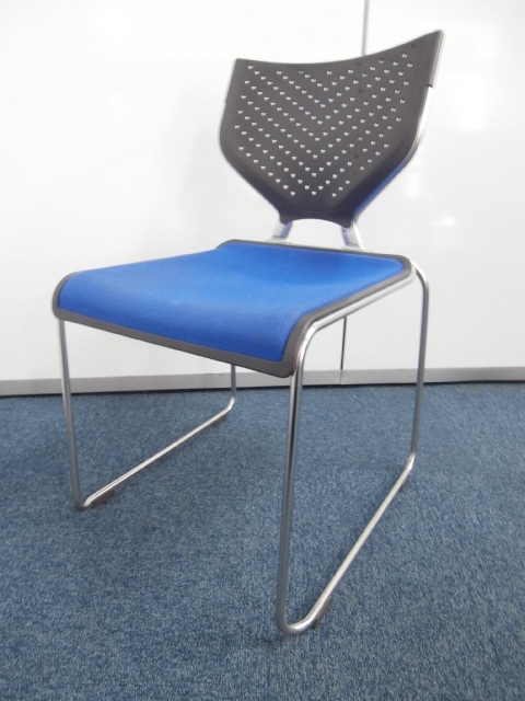 【おつとめ品】ブルー鮮やかなスタッキングチェア！！
                        その他シリーズ
                                    中古
            