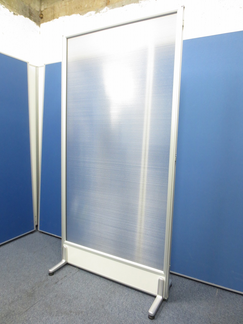 【自立式！】自立式の半透明ローパーテーション！状態の良い間仕切りです！
                        -
                                    中古
            