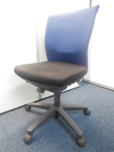 【背面に特徴あり】ブルー×ブラックのOAチェア！！【F】
                        トレンザ
                                    中古
            