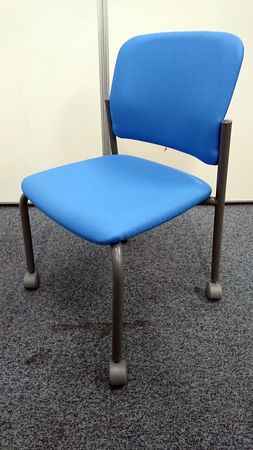 【会議用チェア】収納に便利なスタッキングチェア　カラーがブルーで使いやすい（キャスター付き）｜定価：16,500円
                        １００シリーズ
                                    中古
            