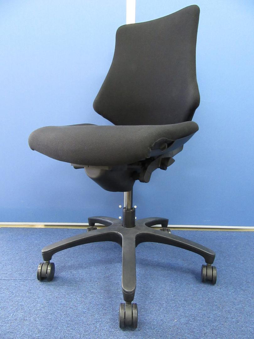 [6脚入荷!!]イトーキ(ITOKI) エフチェア(f) クロスバック■T1：ブラック機能美をデザインに昇華させたハイパフォーマンスチェア!!【β】
                        エフ
                                    中古
            