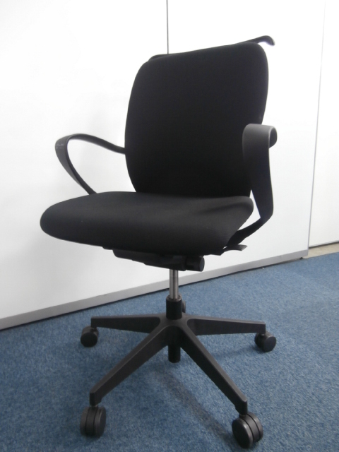 【４脚限定入荷！！】ブラックのコートハンガー＆肘付OAチェア
                        フルゴ
                                    中古
            