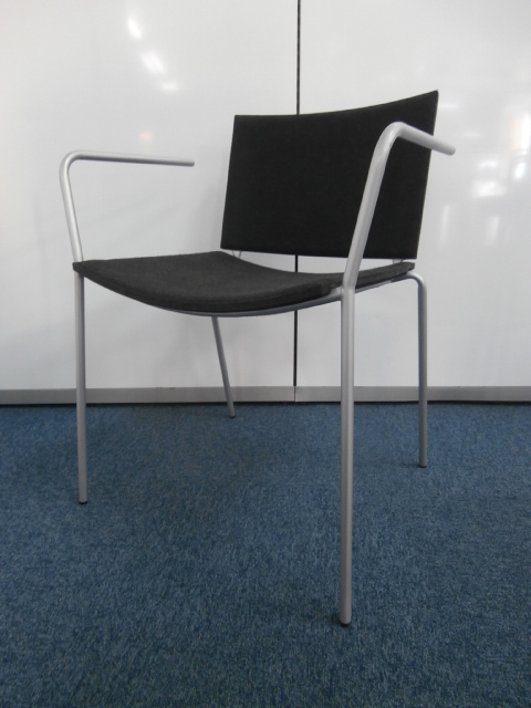 【４脚限定入荷！！】グレーのオシャレなスタッキングチェア！！
                        -
                                    中古
            