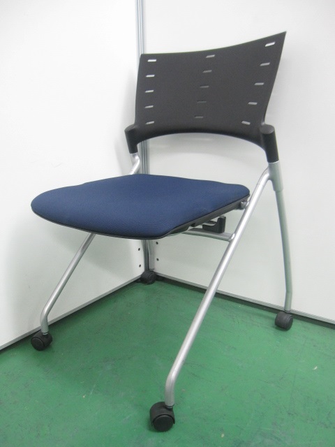 まだ数回しか使ってないので、状態は新品に近いです！イトーキ製人気シリーズマノスチェア！
                        マノス
                                    中古
            