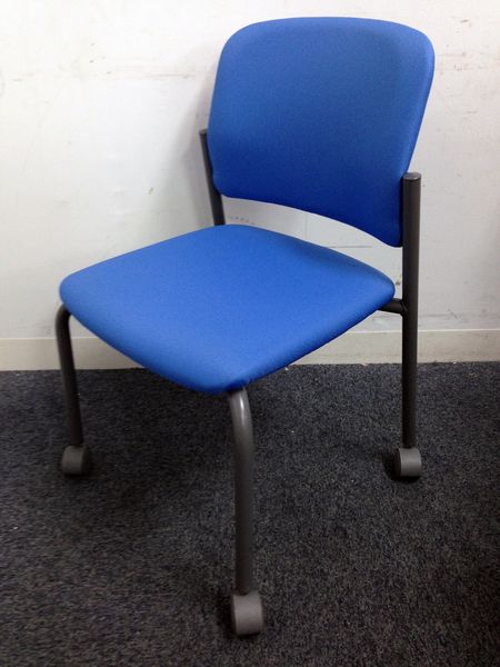 【明るいブルー色で明るい会議を！！】キャスター付きで移動も楽々！
                        １００シリーズ
                                    中古
            